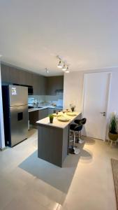 una gran cocina con una isla en el medio en Duna & Mar II Concon, en Concón 30 fotos más