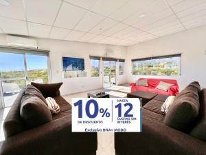 梅洛Anubis的客厅里有两张棕色沙发和一块促销牌子