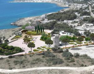una vista aérea de un parque junto al océano en The White House, en Torre Suda