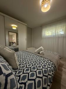 una camera da letto con due letti e una finestra di Apartament Guziczek a Nowy Targ