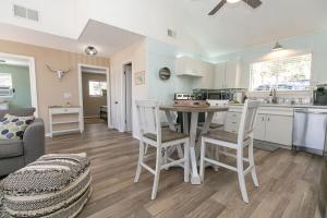 Köök või kööginurk majutusasutuses Texas Charm Cottage - 1 Block from the Lake & Hill Country Views +19 fotot