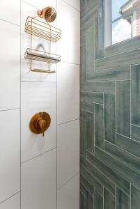Un baño con ducha con azulejos blancos. en The Viognier, en Fredericksburg 15 fotos más