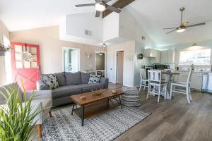 Köök või kööginurk majutusasutuses Texas Charm Cottage - 1 Block from the Lake & Hill Country Views