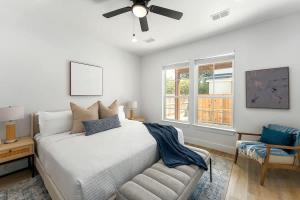 Un dormitorio con una cama y un ventilador de techo. en The Viognier, en Fredericksburg