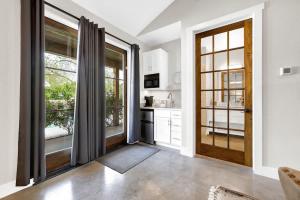 Nhà bếp/bếp nhỏ tại Schubert Inn Suite-B with Pool & Grill - Walk to Main