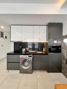 Η κουζίνα ή μικρή κουζίνα στο Legit Luxury Apartment at Accra KASS Studio Ensuite