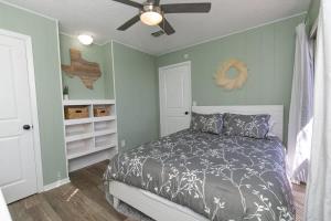 Voodi või voodid majutusasutuse Texas Charm Cottage - 1 Block from the Lake & Hill Country Views toas