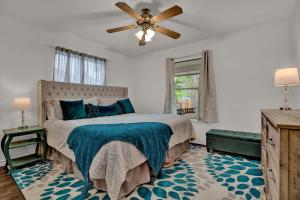 een slaapkamer met een bed en een plafondventilator bij Luxury Haus - GREAT Backyard, Firepit, Bocce Ball! in Fredericksburg
