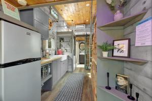 Η κουζίνα ή μικρή κουζίνα στο Willie the Modern Tiny Home w/Hot-tub & FireTable +29 φωτογραφίες