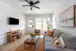 ein Wohnzimmer mit einer Couch und einem Deckenventilator in der Unterkunft The Malbec! in Fredericksburg