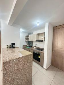 巴兰基亚MY lOVE BARRANQUILLA 1的房间里有台面的厨房