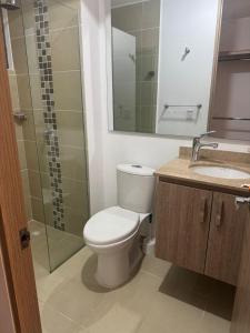 巴兰基亚MY lOVE BARRANQUILLA 1的浴室里有马桶、淋浴和洗手池。