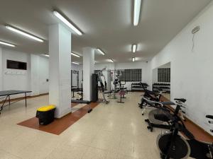een fitnessruimte met fietsen en fitnessapparatuur in een kamer bij Happy holidays Madrid in Madrid