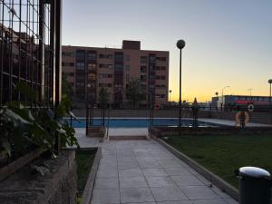 een park met een zwembad in een stad bij Happy holidays Madrid in Madrid