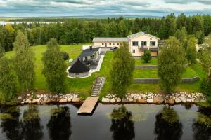 una vista aérea de una casa junto a un lago en Riverside Luxury Retreat By BookLapland, en Rovaniemi