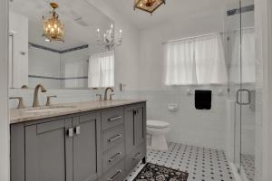 een badkamer met wastafel, douche en toilet bij Luxury Haus - GREAT Backyard, Firepit, Bocce Ball! in Fredericksburg +40 foto's