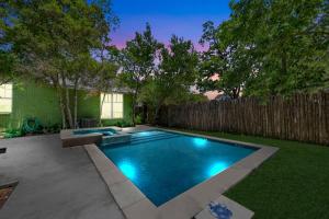 Hồ bơi trong/gần Clover Haus 2 Blks to Main St with Pool and Spa!