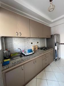 Dapur atau dapur kecil di Spacious, well-equipped apartment