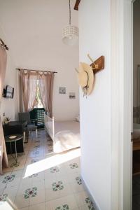 Domus Linda B&B في ايسكيا: غرفة معيشة بها أريكة وطاولة