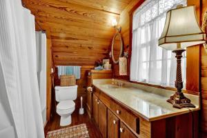 Bilik mandi di Das Liebe Haus- Peaceful-12 mi to Downtown Fred