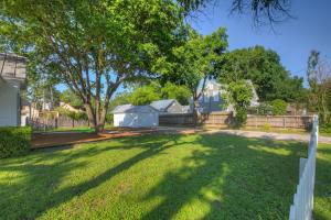 Zahrada ubytování Stunning Home with Hot Tub & Grill Just 2 Blks from Main St!