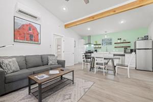 una sala de estar con un sofá y una mesa en Primrose Waterfront with Hot Tub, en Morris Ranch
