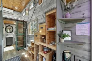 Η κουζίνα ή μικρή κουζίνα στο Willie the Modern Tiny Home w/Hot-tub & FireTable
