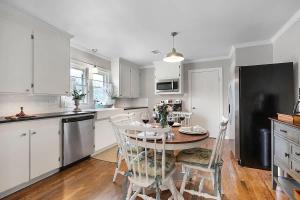 Nhà bếp/bếp nhỏ tại Charming Home Just 4 Blks from Main St! +10 ảnh