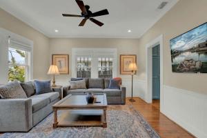 Χώρος καθιστικού στο Charming Craftsman Home!-2 BLKS from Main St!