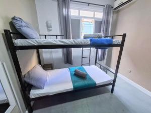 Ένα ή περισσότερα κρεβάτια σε δωμάτιο στο Hostel em Ipanema - Praia, Amigos e Música!