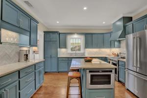 Η κουζίνα ή μικρή κουζίνα στο Charming Craftsman Home!-2 BLKS from Main St!