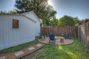 Zahrada ubytování Stunning Home with Hot Tub & Grill Just 2 Blks from Main St!