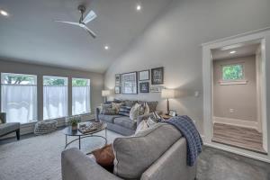 Posezení v ubytování Modern Luxurious Home with game room