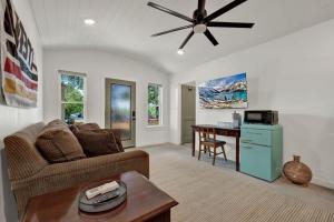 een woonkamer met een bank en een tafel bij Historic Gem near Schlitterbahn in New Braunfels