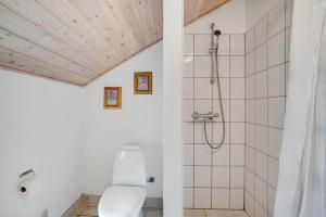 un bagno bianco con doccia e WC di M324-Vaeggerlose-Baeverstien-10 a Bøtø By Altre 16 foto