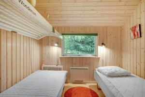una camera da letto con due letti e una finestra di M324-Vaeggerlose-Baeverstien-10 a Bøtø By