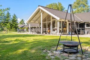 un'altalena in un cortile di fronte a una casa di M324-Vaeggerlose-Baeverstien-10 a Bøtø By