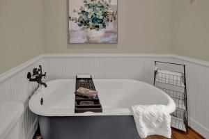 Φωτογραφία από το άλμπουμ του Charming Craftsman Home!-2 BLKS from Main St! σε Fredericksburg +26 φωτογραφίες