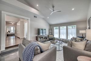 Posezení v ubytování Modern Luxurious Home with game room