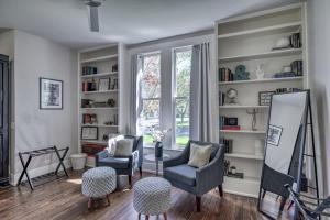 Posezení v ubytování Modern Luxurious Home with game room