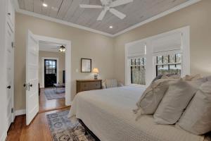 Ένα ή περισσότερα κρεβάτια σε δωμάτιο στο Charming Craftsman Home!-2 BLKS from Main St!