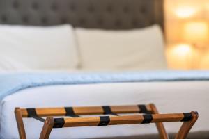 una panca di legno seduta davanti a un letto di Winecup Waterfront Cottage a Morris Ranch Altre 20 foto