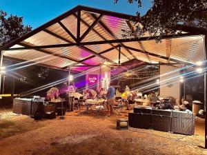 un gruppo di persone in tenda di notte di Winecup Waterfront Cottage a Morris Ranch