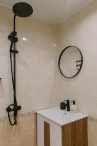 ein Badezimmer mit Waschbecken und Spiegel in der Unterkunft Villa YASNA - Art of slow living in Sredno Gradishte + 30 Fotos