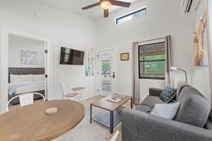 un soggiorno con un divano e un tavolo di Winecup Waterfront Cottage a Morris Ranch