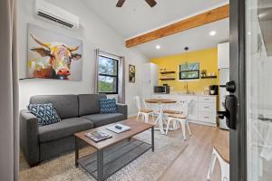 un soggiorno con un divano e un tavolo di Winecup Waterfront Cottage a Morris Ranch