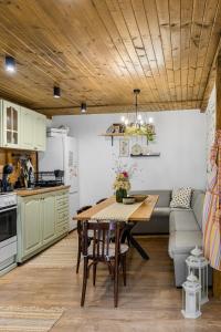 eine Küche und ein Esszimmer mit einem Tisch und einer Couch in der Unterkunft Villa YASNA - Art of slow living in Sredno Gradishte