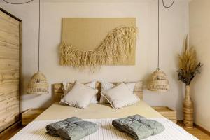 ein Schlafzimmer mit einem Bett mit zwei Kissen in der Unterkunft Villa YASNA - Art of slow living in Sredno Gradishte