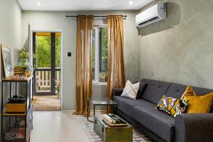 ein Wohnzimmer mit einer Couch und einem Fenster in der Unterkunft Villa YASNA - Art of slow living in Sredno Gradishte