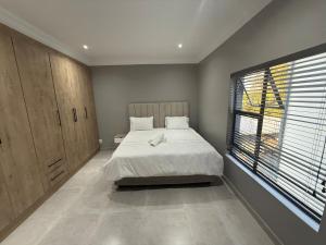 Gambar di galeri bagi Luxury Apartment Hotel Style di Roodepoort